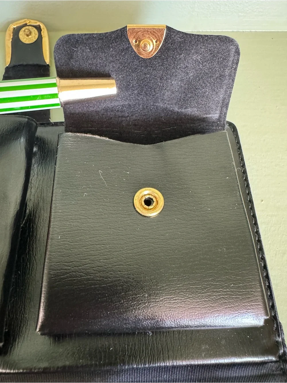 Vintage Aristocrat Fifth avenue genuine leather black wallet with gold hardware